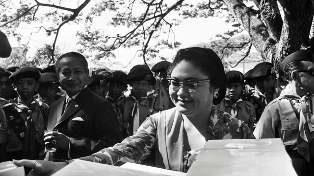 Bu Tien dan Pak Harto saat kunjungan kerja (Foto: soeharto.co)