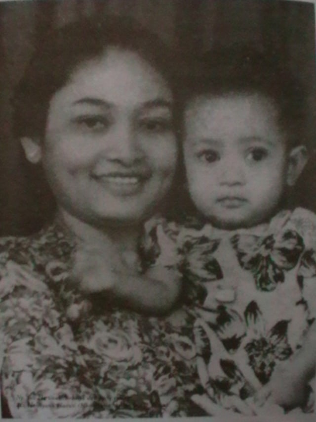 Bu Tien dan Mbak Tutut (Foto: Repro. Siti Hartinah: Ibu Utama Indonesia)