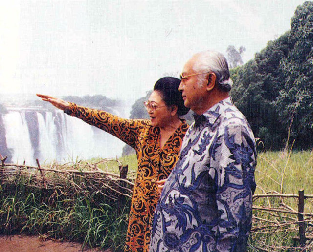 Sejoli Pak Harto-Ibu Tien. (Foto: Perpusnas RI)