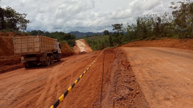 Jalan Perbatasan di Kalimantan Barat. (Foto: Novan Nurul Alam/kumparan)