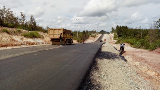 Jalan Perbatasan di Kalimantan Barat. (Foto: Novan Nurul Alam/kumparan)
