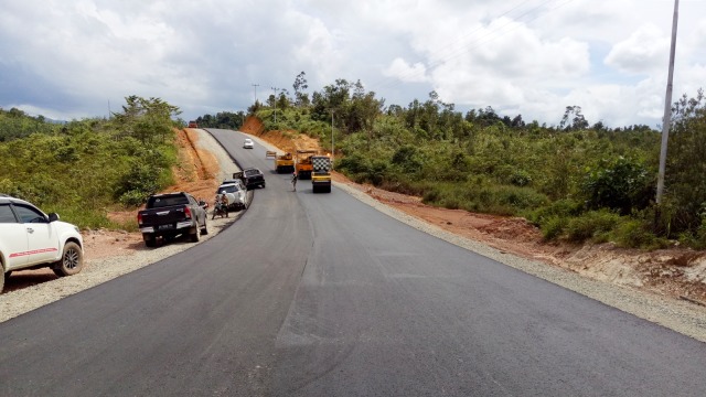 Jalan Perbatasan di Kalimantan Barat. (Foto: Novan Nurul Alam/kumparan)