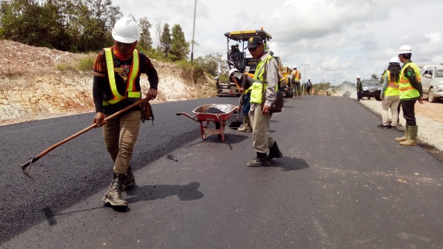 Pembangunan Jalan Perbatasan di Kalimantan Barat. (Foto: Novan Nurul Alam/kumparan)