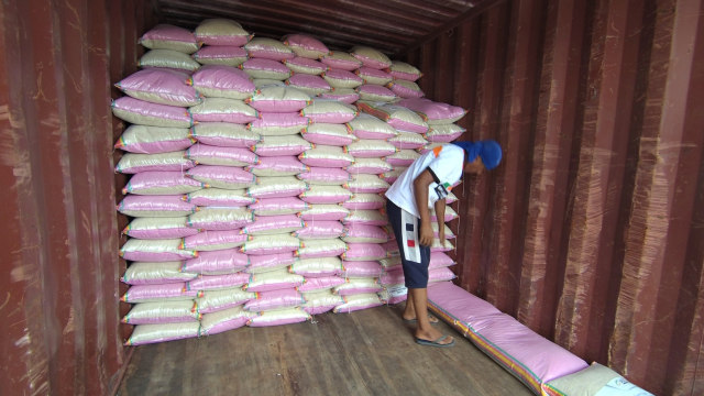 Bongkar Muat KK Bogonegoro Kecamatan Balen (Foto: Dok. ACT)