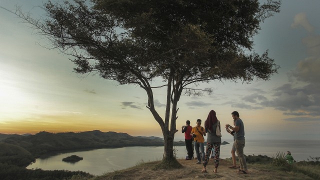Wisata di Bukit Cinta. (Foto: Antara/Muhammad Adimaja)