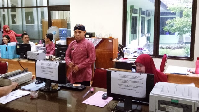 PNS berpakaian adat di Yogyakarta. (Foto: Ardhana Pragota/kumparan)