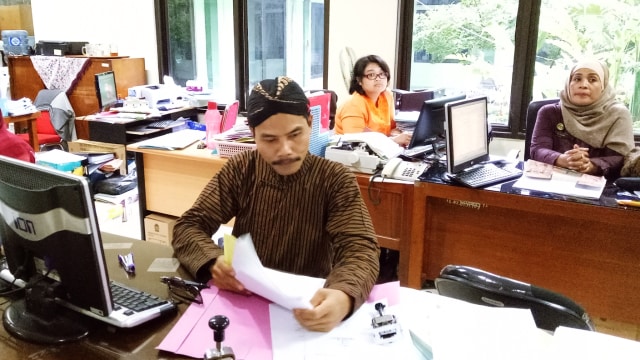 PNS berpakaian adat di Yogyakarta. (Foto: Ardhana Pragota/kumparan)