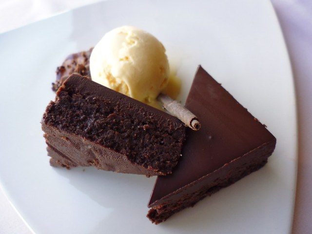 BROWNIES PUDING COKLAT, Lezatnya Brownies Bercampur Kenyalnya Puding!