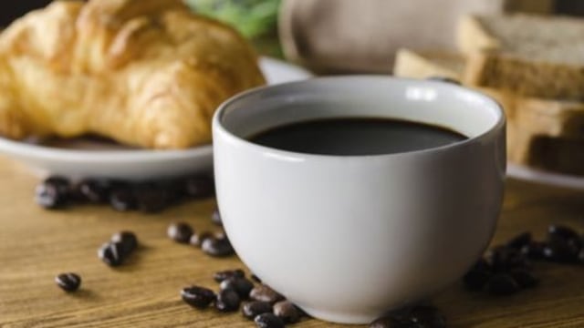 Hindari minum kopi saat perut kosong. (Foto: Thinkstock)