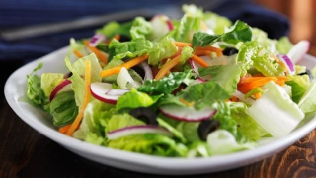 Hindari konsumsi salad saat perut kosong. (Foto: Thinkstock)