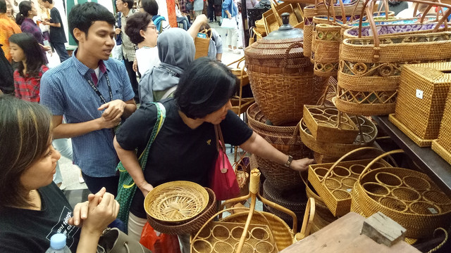 Libur panjang tiba, pameran Inacraft semakin ramai (Foto: Kevin Kurnianto/kumparan)