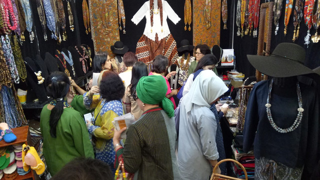 Libur panjang tiba, pameran Inacraft semakin ramai (Foto: Kevin Kurnianto/kumparan)