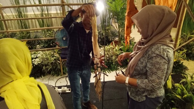 Membatik di Inacraft (Foto: Kevin Kurnianto/kumparan)
