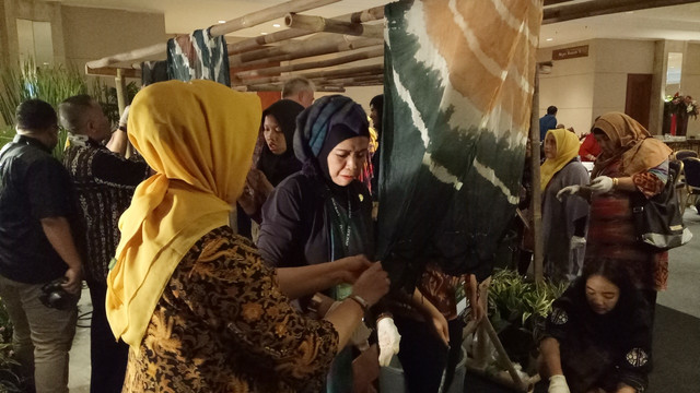 Membatik di Inacraft (Foto: Kevin Kurnianto/kumparan)