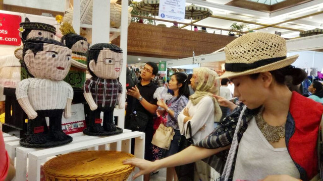 Booth Doots menampilkan anyaman calon gubernur (Foto: Kevin Kurnianto/kumparan)