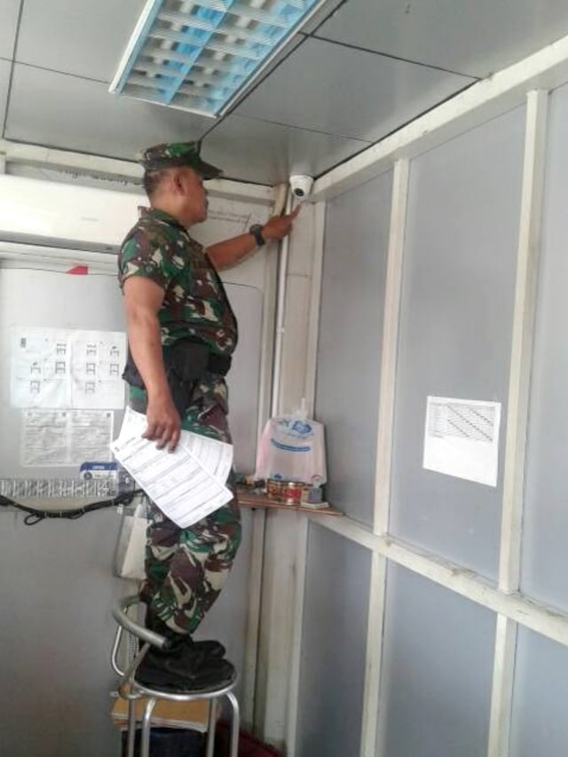 Petugas TNI cek CCTV Trans Jakarta PRJ. (Foto: Dok. Transjakarta)