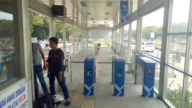 Halte bus Transjakarta PRJ. (Foto: Wandha Nur/kumparan)