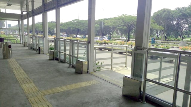 Halte busway Transjakarta PRJ sepi. (Foto: Wandha Nur/kumparan)