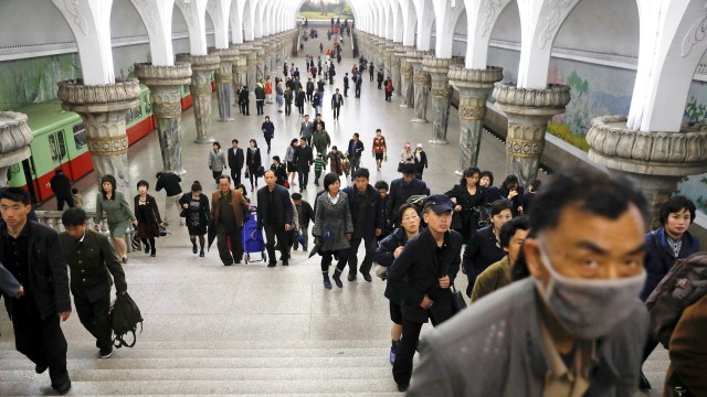 Warga Korut di stasiun kereta bawah tanah. Foto: REUTERS/Damir Sagolj