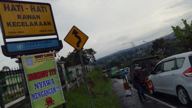 Rambu peringatan di sekitar lokasi kecelakaan (Foto: Muhammad Iqbal/kumparan)
