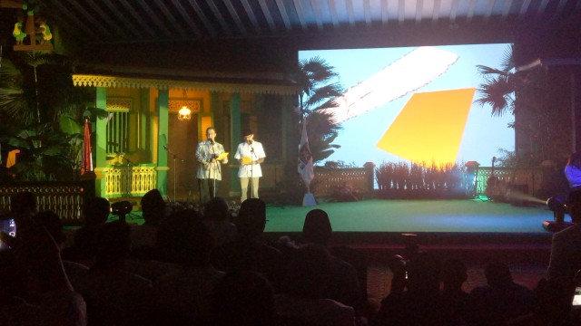 Anies-Sandi baca puisi di Milad PKS ke-19. (Foto: Aria Pradana/kumparan)