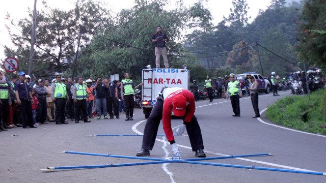 Polisi olah TKP kecelakaan maut Ciloto. (Foto: ANTARAFOTO/Yulius Satria Wijaya)