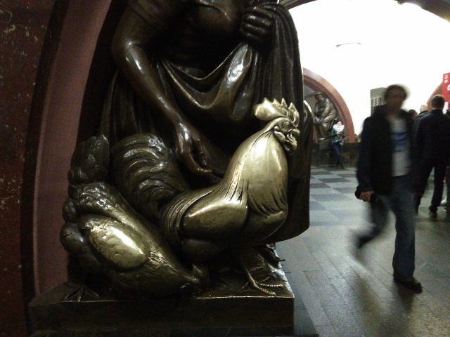 Patung ayam di Stasiun Moskow (Foto: Rachmadin Ismail/kumparan)