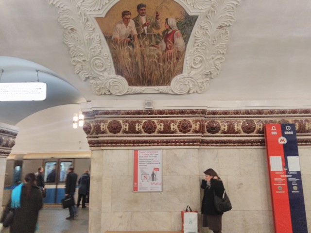 Lukisan di stasiun bawah tanah  (Foto: Rachmadin Ismail/kumparan)