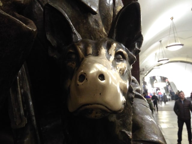 Patung anjing di stasiun Moskow (Foto: Rachmadin Ismail/kumparan)