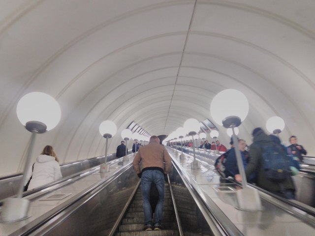 Ekskalator di stasiun bawah tanah (Foto: Rachmadin Ismail/kumparan)