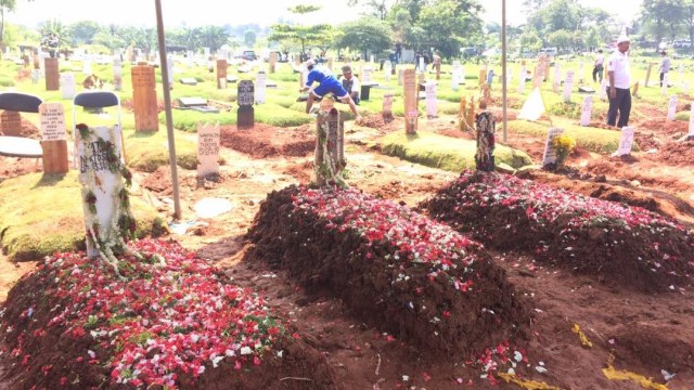 Pemakaman korban kecelakaan maut Ciloto.  (Foto: Kelik Wahyu/kumparan)