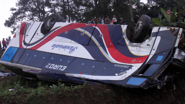 Bus pariwisata rem blong di Ciloto (Foto: Yulius Satria Wijaya/ANTARA)