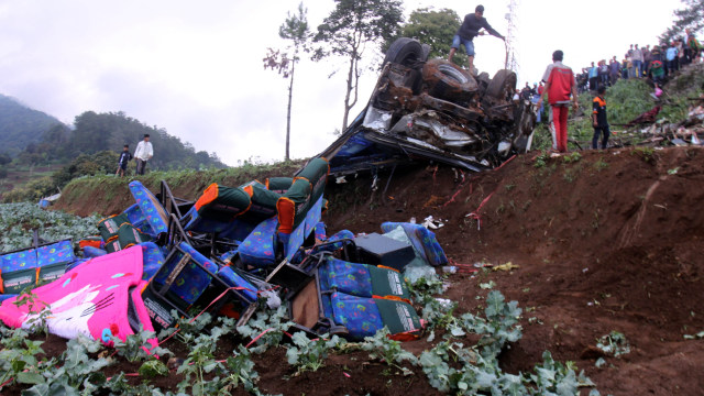 Kursi penumpang bus rem blong berserakan di Ciloto (Foto: Yulius Satria Wijaya/ANTARA)