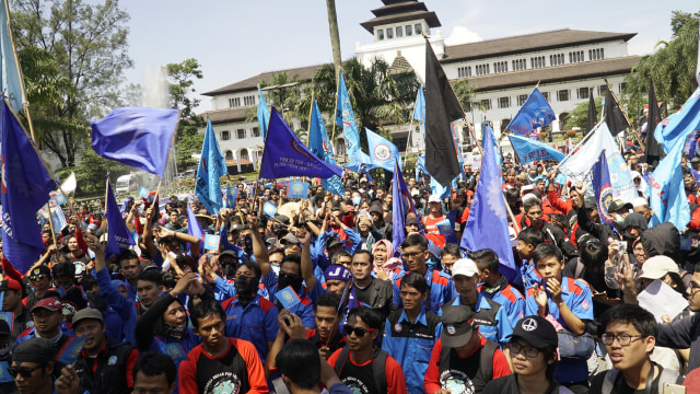 Demo buruh di Gedung Sate Bandung (Foto: Agus Bebeng/ANTARA)