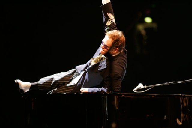 Aksi panggung Elton yang atraktif (Foto: eltonjohn.com)