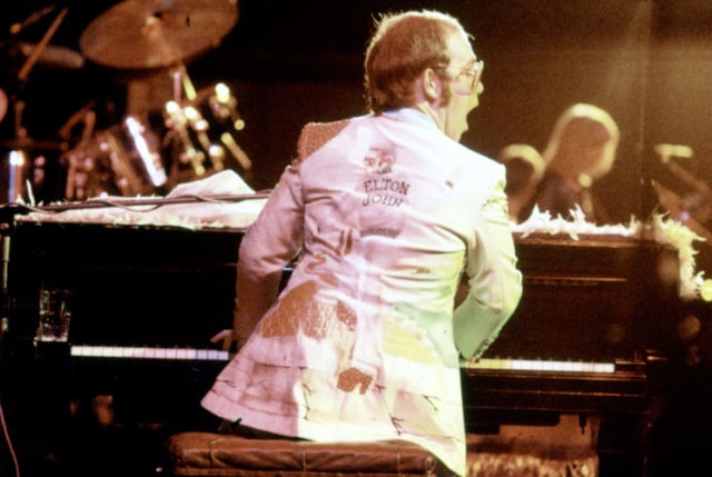 Elton mengenakan jaket Yellow Brick Road, 1973 (Foto: eltonjohn.com)