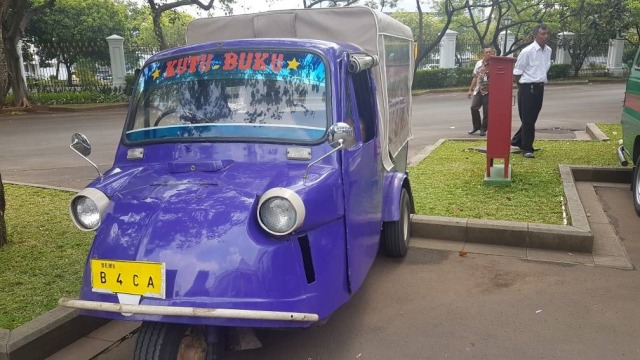 Bemo untuk pustaka keliling masuk istana. (Foto: Yudhistira Amran Saleh/kumparan)