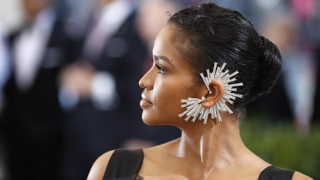Cassie Pakai Anting Desainer Rinaldy A Yunardi. (Foto: Reuters)