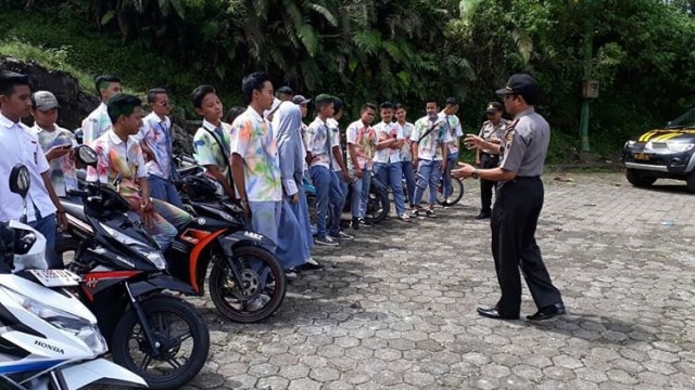 Corat-coret seragam setelah pengumuman kelulusan. (Foto: Instagram/@polres_banyumas)