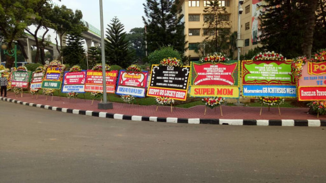 Karangan Bunga di Mabes Polri. (Foto: Anggi Dwiky Dermawan/kumparan)