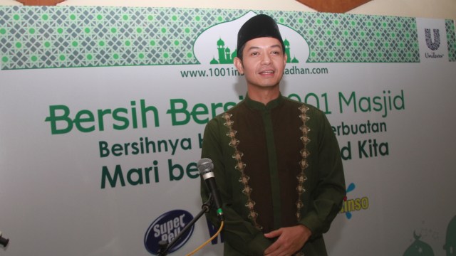 Dude Harlino di acara "Bersih-bersih 1001 Masjid" (Foto: Munady)