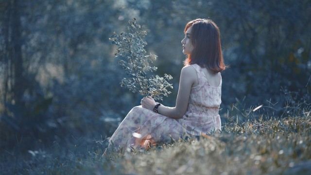 Ilustrasi seorang perempuan single di taman (Foto: Pixabay)