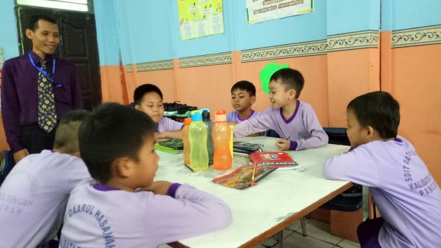 Kegiatan belajar mengajar SDIT Daarul Hasanah (Foto: Jihad Akbar/kumparan)