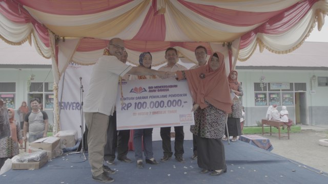 Penyerahan CSR ke SDN 7 Simeulue Timur (Foto: Ridho Robby/kumparan)