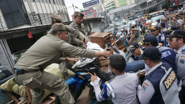 Penertiban parkir liar dan pedagang di Tanah Abang Foto: Aditia Noviansyah/kumparan