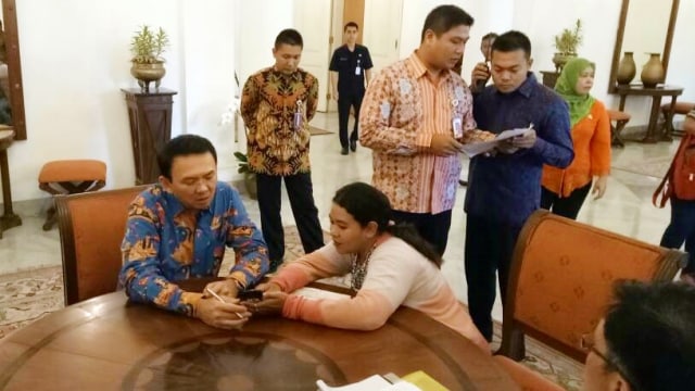 Ilustrasi Ahok menerima aduan warga. Foto: Johanes Hutabarat/kumparan