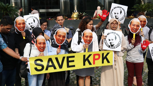 Save KPK oleh Koalisi Masyarakat Sipil Antikorupsi (Foto: ANTARA FOTO/Reno Esnir)