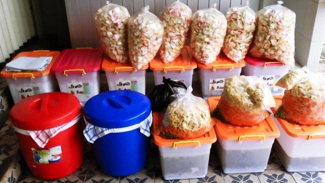 SIJUM beri makan gratis ke Masjid Al Muttaqin (Foto: Facebook Desi Anggraeni Efendi)