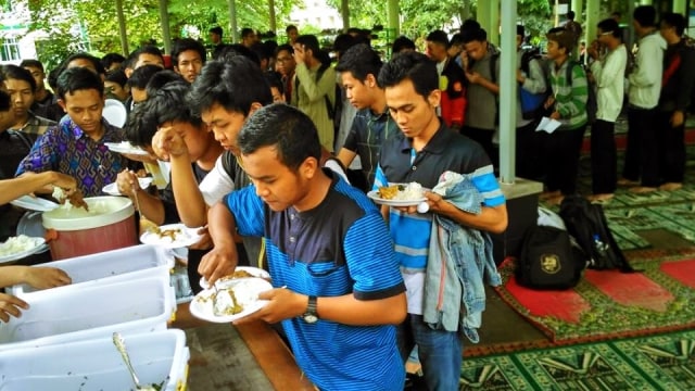 SIJUM beri makan gratis ke Masjid Al Muttaqin (Foto: Facebook Desi Anggraeni Efendi)