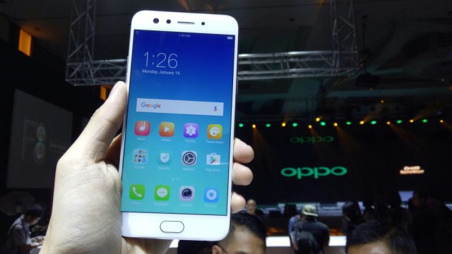 Oppo F3. (Foto: Jofie Yordan/kumparan)
